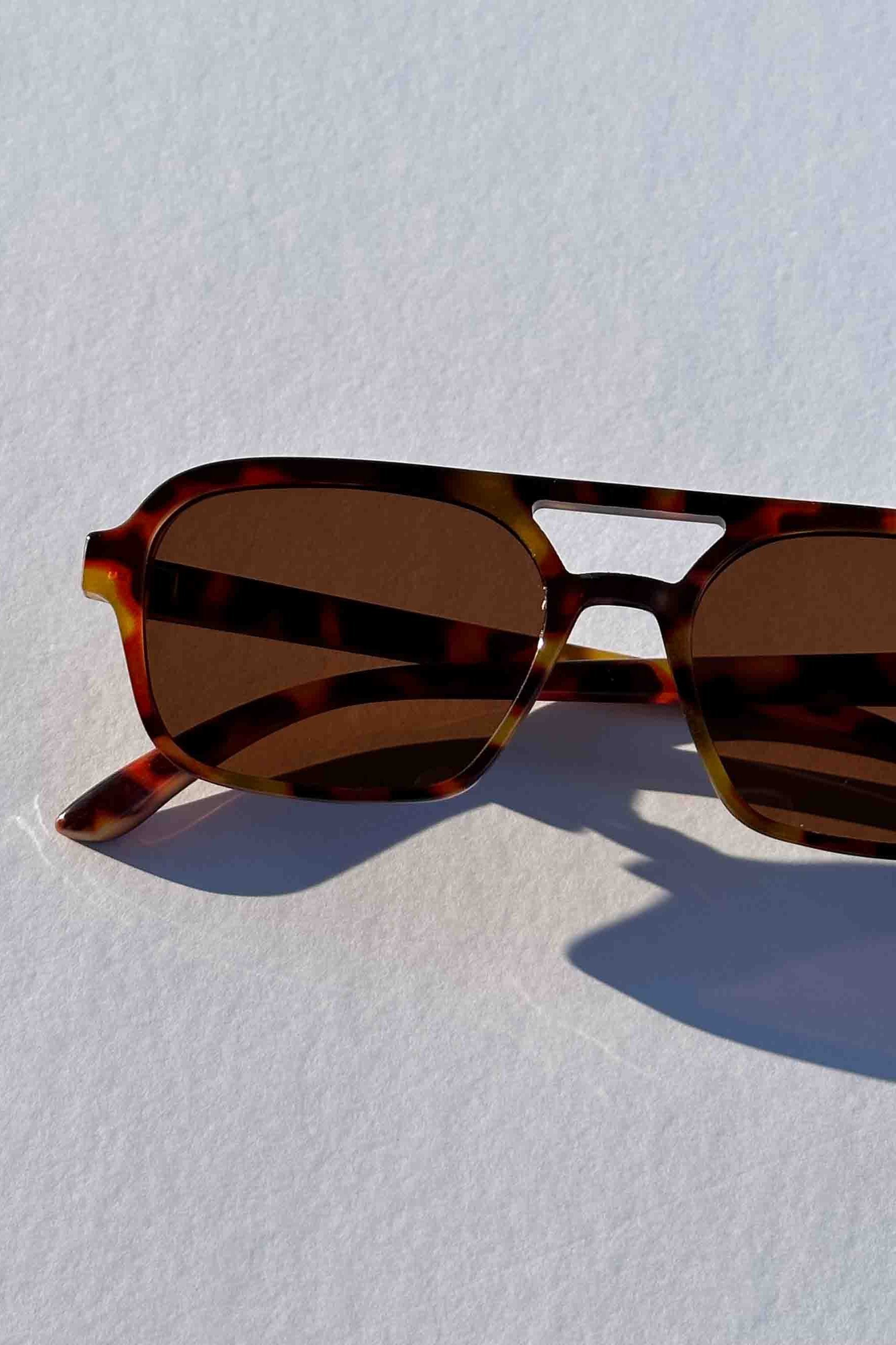 TAN AVIATOR SUNGLASSES - THE LOOKING FORWARD