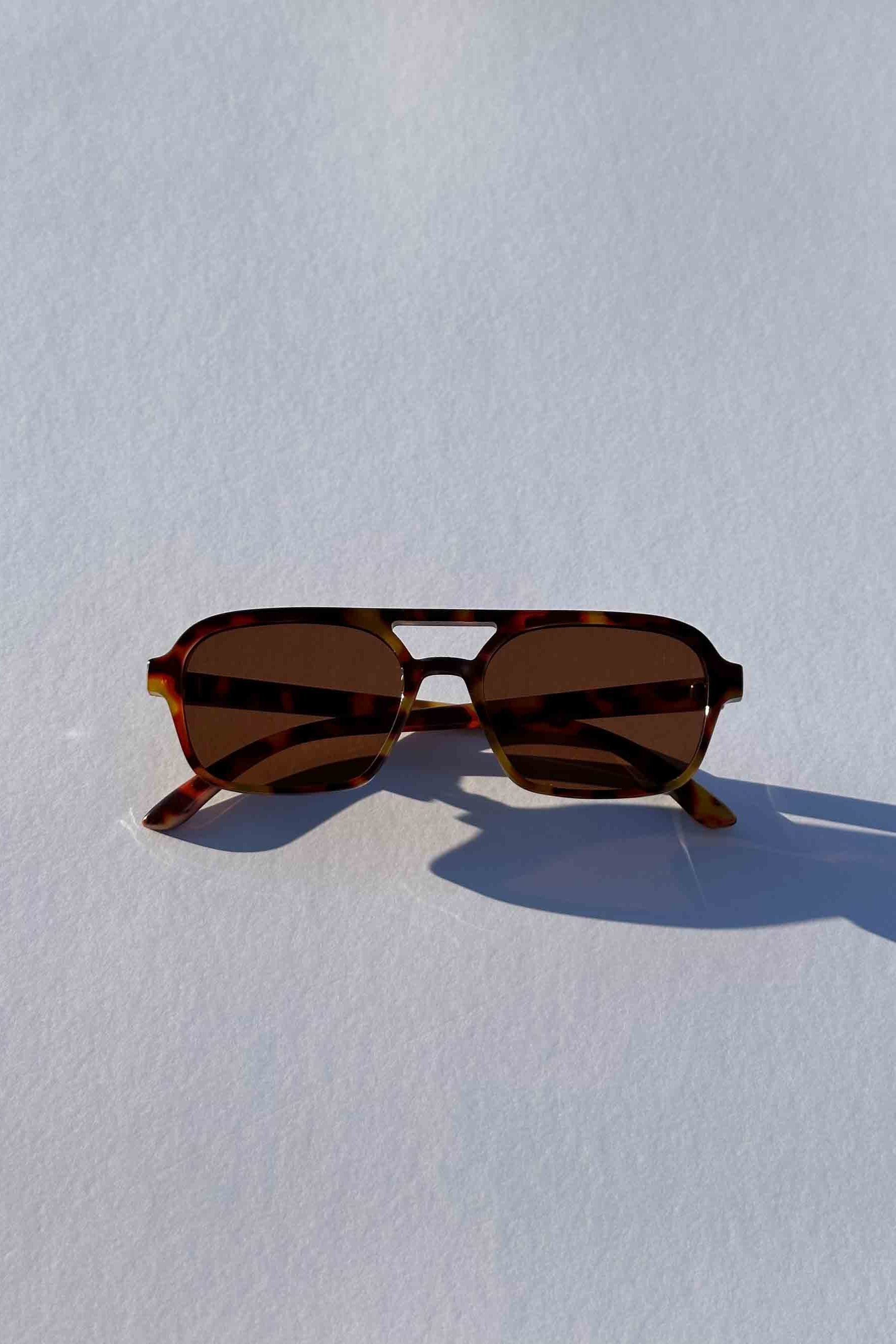 TAN AVIATOR SUNGLASSES - THE LOOKING FORWARD