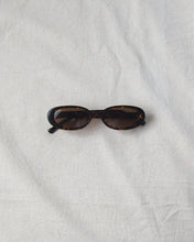 the looking forward oval sunglasses tortoise shell frame